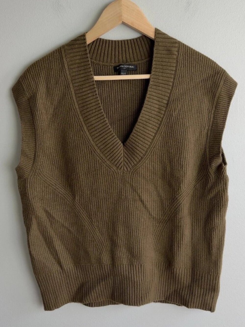 Banana Republic Olive Green Ribbed V-Neck Sweater Vest XS/S Knit Wool Blend Wms